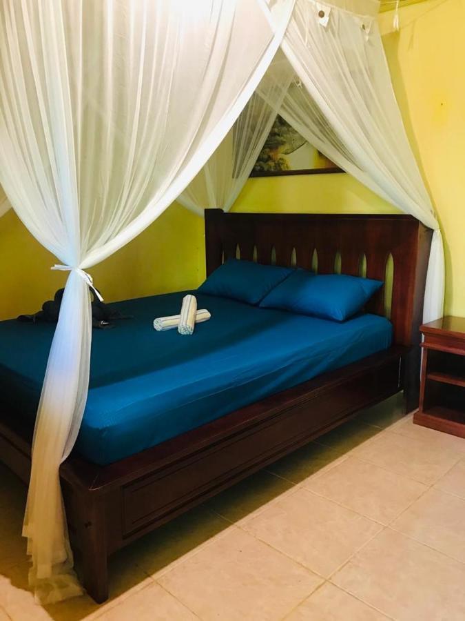 Panorama Backpackers Hotel Bunaken Exterior photo