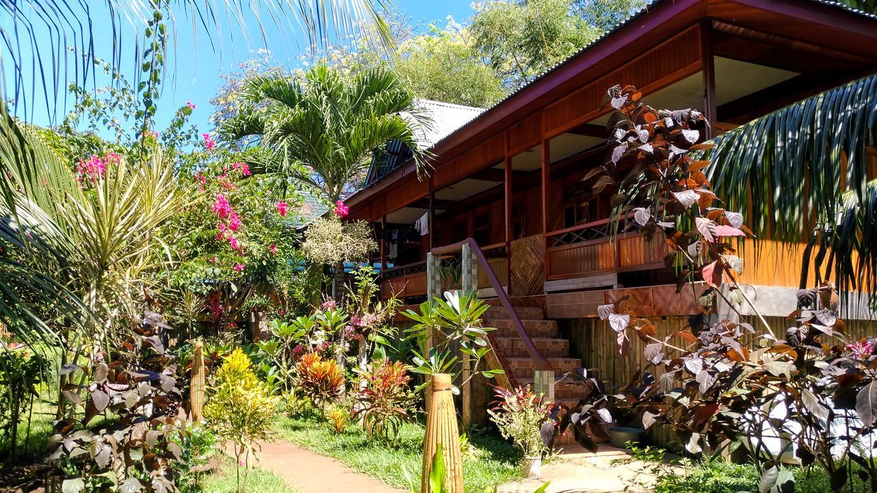 Panorama Backpackers Hotel Bunaken Exterior photo