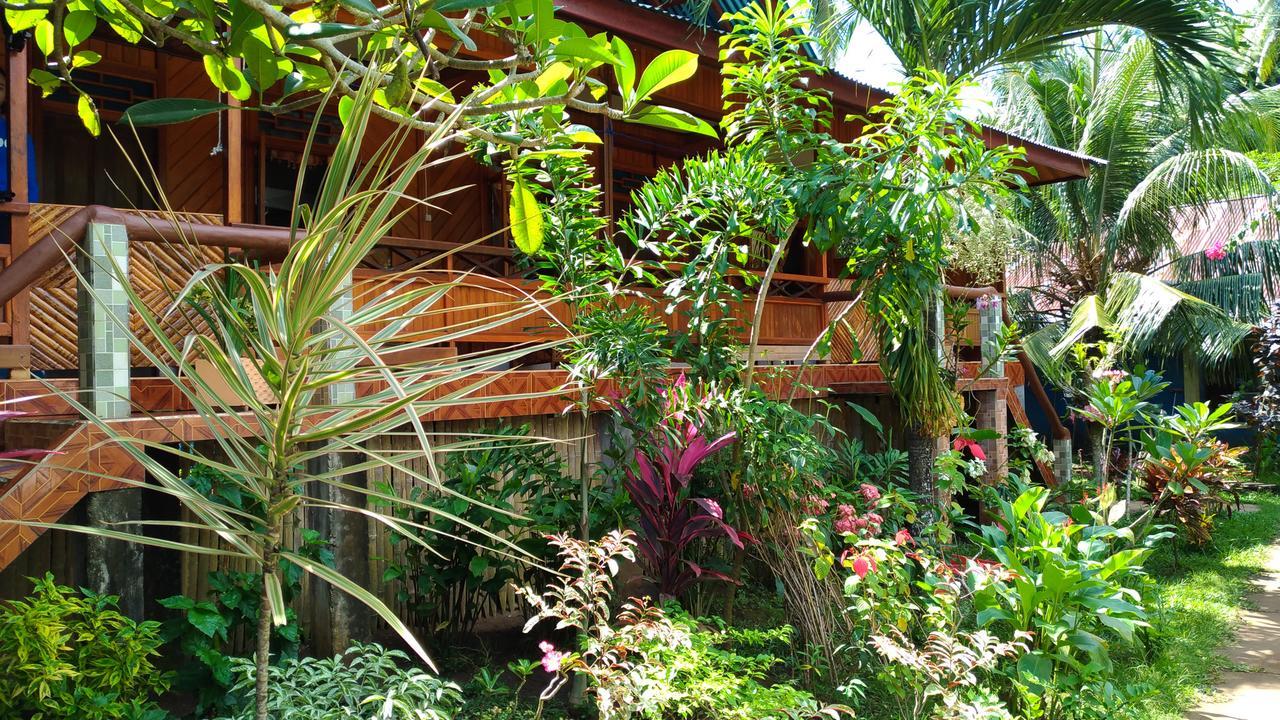 Panorama Backpackers Hotel Bunaken Exterior photo